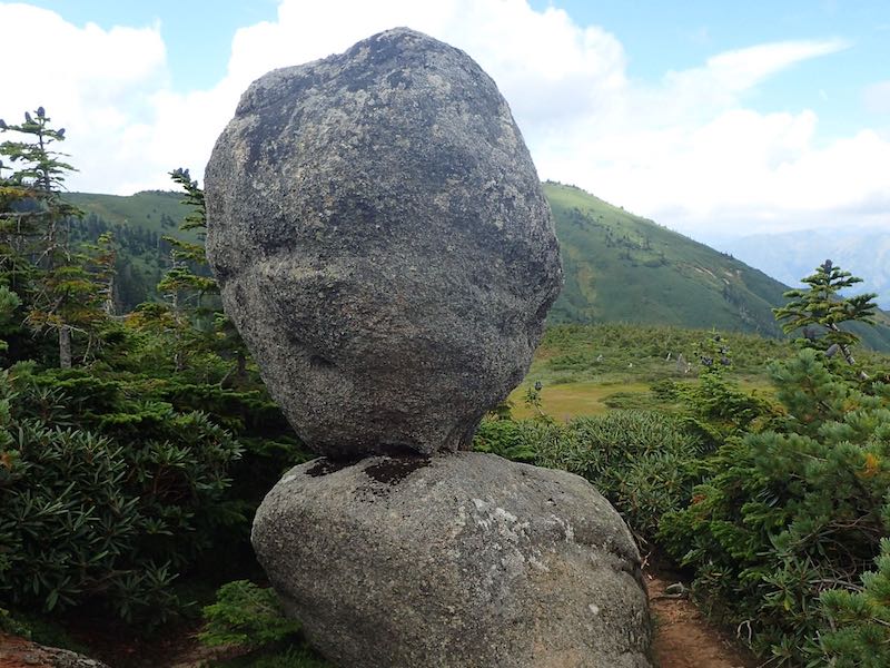 平ヶ岳のたまご石